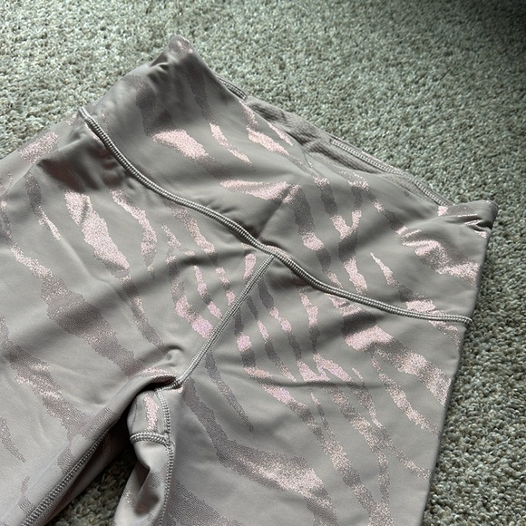 Special edition animal print metallic Calia leggings size M - Picture 3 of 5